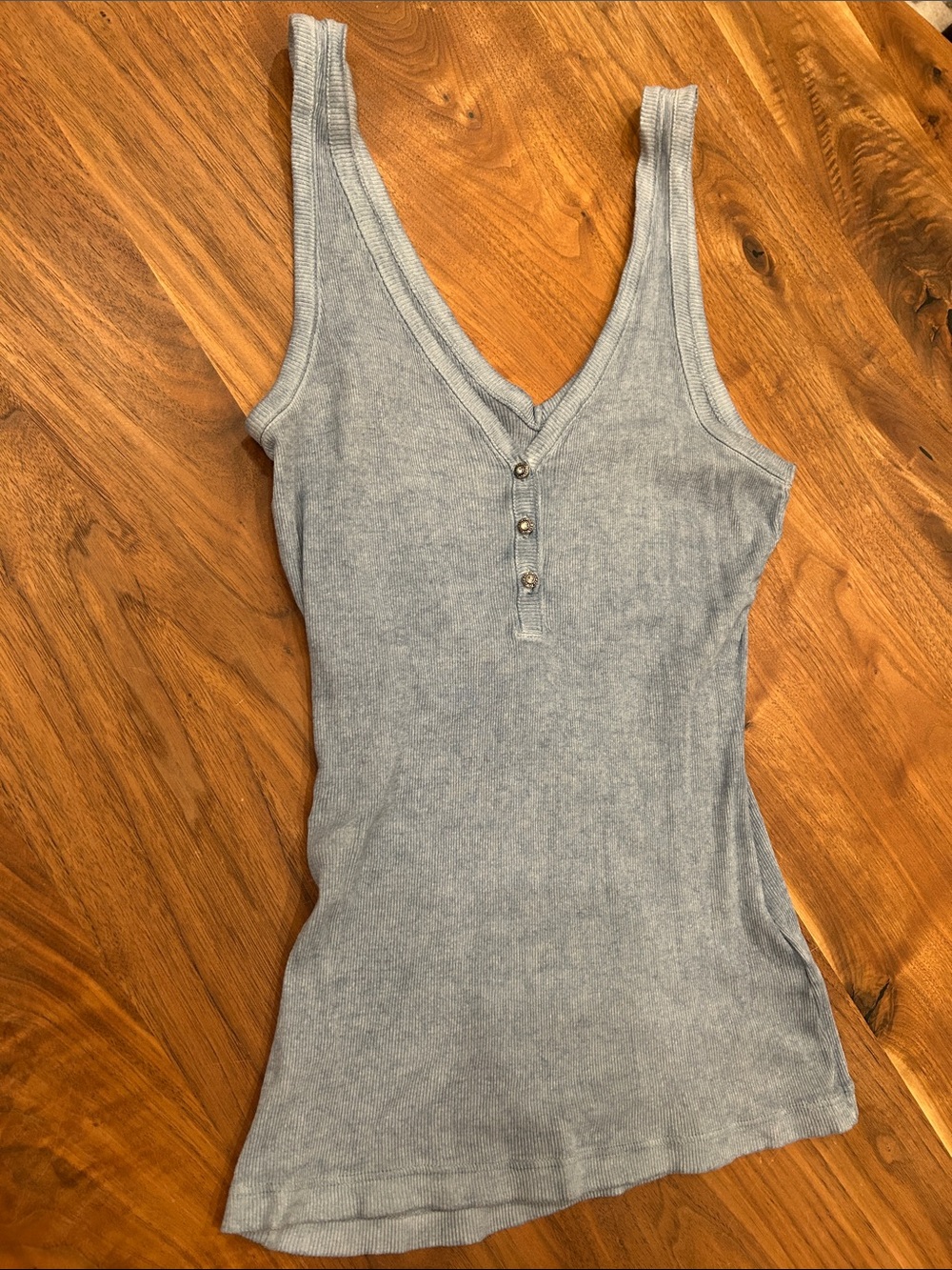 Guess  lV-Neck Tank- beautiful and quality crafted. y2k